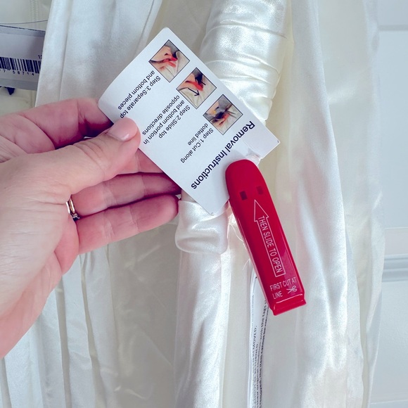 Ieena for‎ Mac Duggal Long Sleeve Ruched Plunging Neck Satin Jumpsuit - Picture 7 of 9